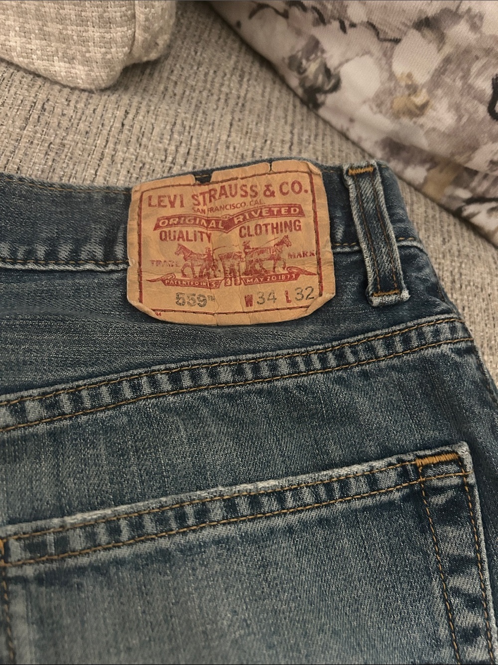 Levi's Men's Faded Blue Straight Jeans - Picture 11 of 11
